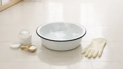 残り湯が捨てどきじゃない日、酸素系漂白剤で浴室の床をつけ置き掃除する方法