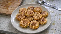 レンジでかぼちゃをチンして丸めるだけ:香ばしい「かぼちゃ胡麻団子」をフライパンで