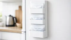 ダイソーのマグネット傘立てで冷蔵庫横収納、保存袋が1秒で取り出せる