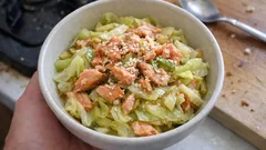 塩鮭をほぐしてサッと一品:キャベツ炒めが調味料少なめでもしっかり決まる