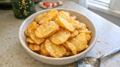 厚切りでザクッと食感に:塩水+二度揚げで作る“かため”ポテトチップス