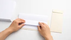 A4三つ折りがズレないコツ、封筒を定規代わりにするだけ