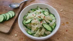 切って和えるだけ。きゅうりとくらげのさっぱり酢の物—ごま油でコクもプラス