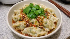 つるんと軽い、パクチー水餃子(茹で)—白菜の水切りでジューシーに